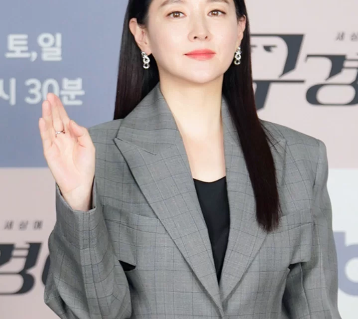 Actress Lee Young-ae challenges the role of Maestra, a female conductor who leads the orchestra.
